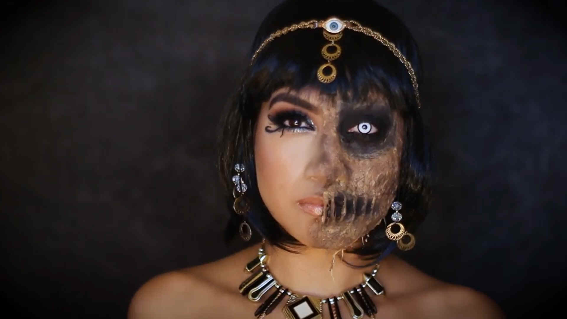 Cleopatra mummy makeup, very good, especially eye detail